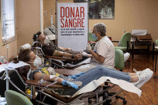 Due persone donano sangue in un ospedale di Murcia. / Marcial Guillén / EFE