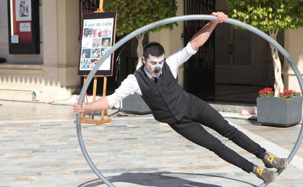 Un nuovo ciclo porta il teatro e il circo fuori dai teatri e programma undici attività nelle piazze e nei giardini di Murcia