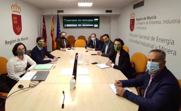 Incontro in cui il direttore di i-DE nella regione di Murcia, Ana Lafuente, ha presentato il piano di investimento al direttore generale dell'Energia e delle attività industriali e minerarie della regione di Murcia, Horacio Sánchez./Iberdrola