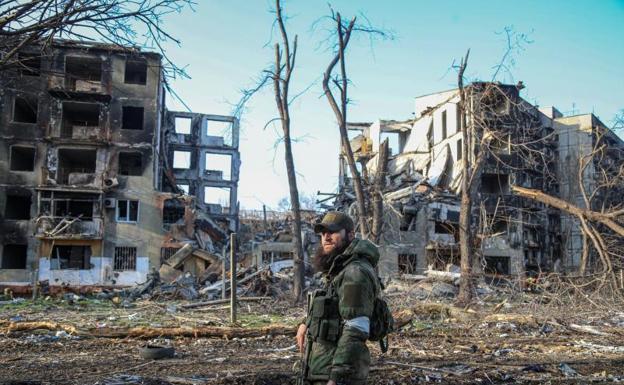 Un soldato cammina tra le macerie della città di Mariupol.  /reuters