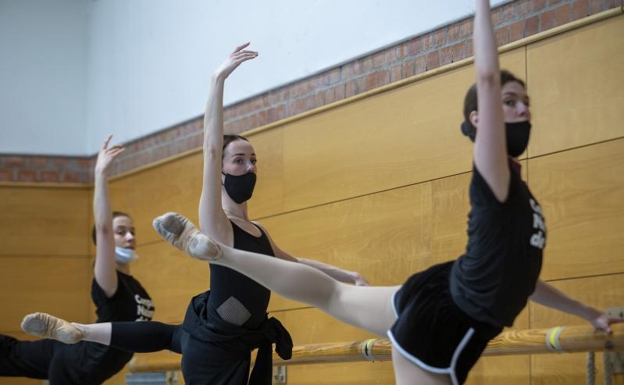 Anastasia Kovalevska, Katerina Chupina ed Elisabeta Semenenko si allenano al National Dance Center.  /virginia carrasco
