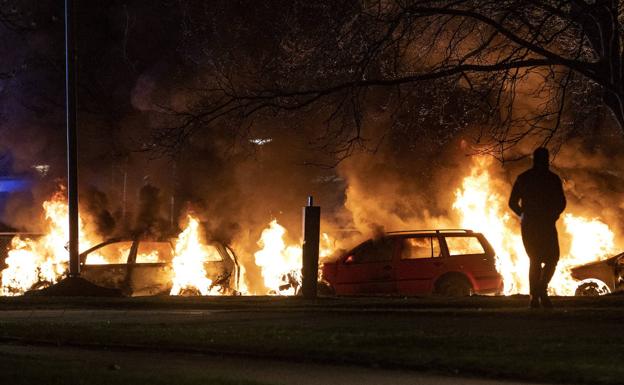 Auto incendiate durante le proteste.  / ef