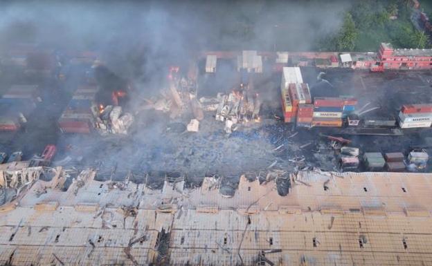 Almeno 49 morti in Bangladesh per l’esplosione di un deposito di container