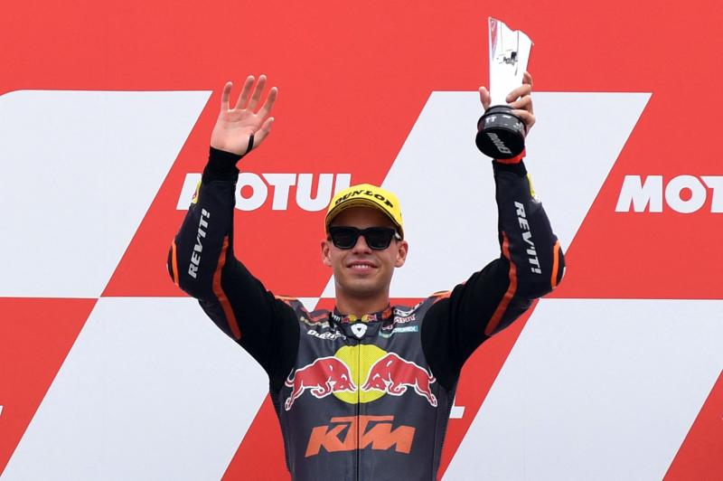 Augusto Fernández festeggia sul podio la sua vittoria al Gran Premio d'Olanda./Piroschka Van De Wouw (Reuters)