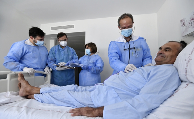 Il capo dell'ematologia di La Arrixaca, José María Moraleda, assiste, nell'agosto 2020, Roque Vicente, il primo paziente che ha ricevuto la terapia CAR-T in ospedale.  /Alfonso Duran