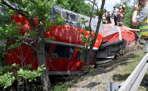 I servizi di soccorso cercano di far scendere i passeggeri dal treno deragliato./AFP