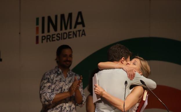 Yolanda Díaz e Íñigo Errejón si baciano durante la loro manifestazione a Malaga.  /EP