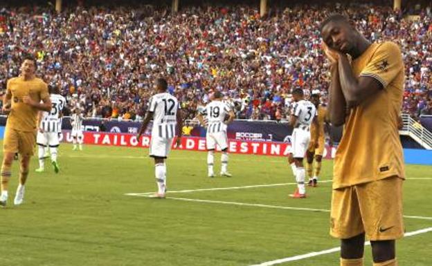 Dembélé festeggia uno dei suoi due gol contro la Juventus.  /app