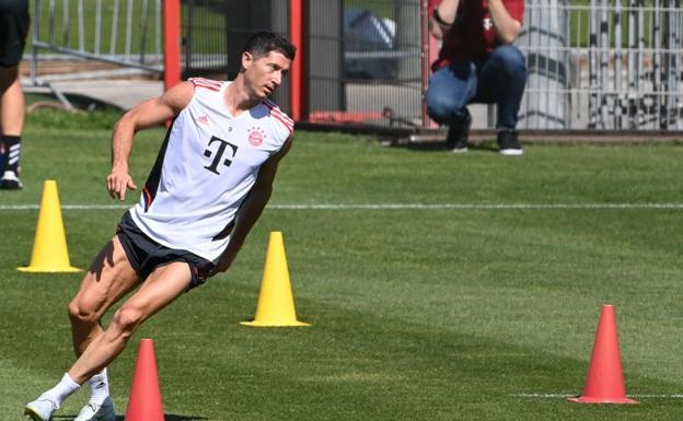 Robert Lewandowski, in uno dei suoi ultimi allenamenti da calciatore del Bayern.  / Christof Stache (Afp)