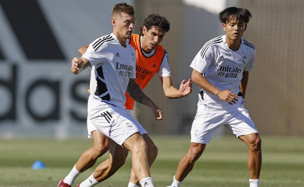 Kroos, Vallejo e Kubo, durante un allenamento del Real Madrid.  /Antonio Villalba (Efe)