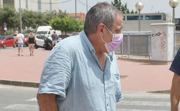 Il detenuto per aver investito Alejandro Valverde, questa settimana, all'uscita della Città di Giustizia di Murcia. / nacho garcía / agm
