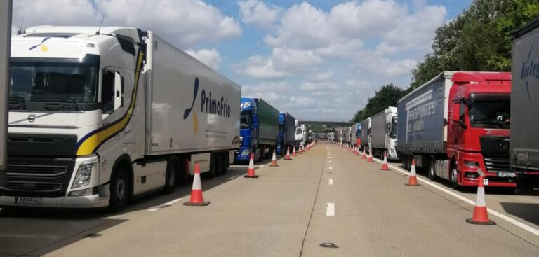 Migliaia di camionisti sono intrappolati in Inghilterra per l’inizio delle vacanze