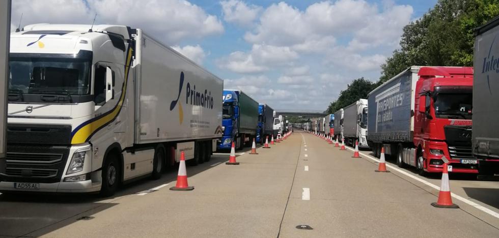 Migliaia di camionisti sono intrappolati in Inghilterra per l'inizio delle vacanze