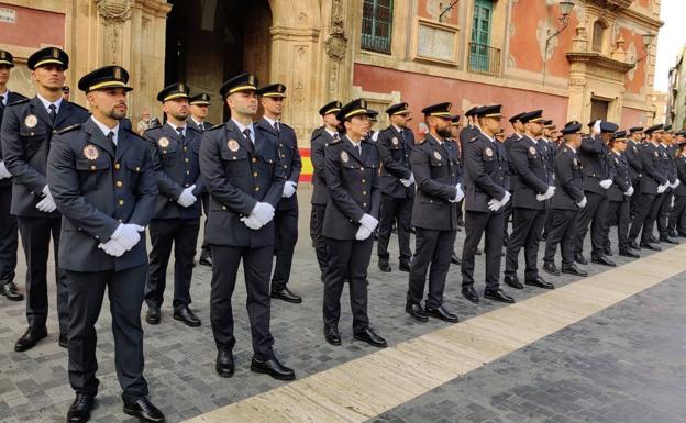 L'atto ufficiale di inaugurazione dei 60 nuovi agenti della Polizia Locale di Murcia, svoltosi in Plaza del Cardenal Belluga.  /nacho garcia/agm