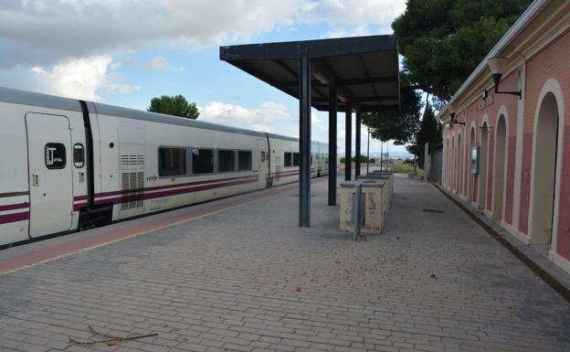 Un treno diretto a Madrid passa dalla stazione di Archena, in un file image./CLAUDIO CABALLERO