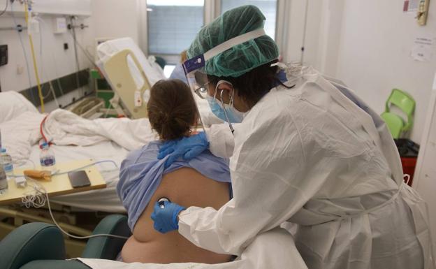 Un operatore sanitario ascolta un paziente dell'ospedale Reina Sofía, in una fotografia d'archivio./Nacho García / AGM