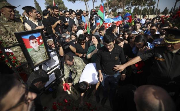 Funerale per un soldato azero ucciso durante gli scontri al confine.  /ISMAYILOV ROMANO/EFE