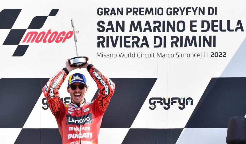Bagnaia alza il trofeo per il vincitore del Gran Premio di San Marino./Reuters
