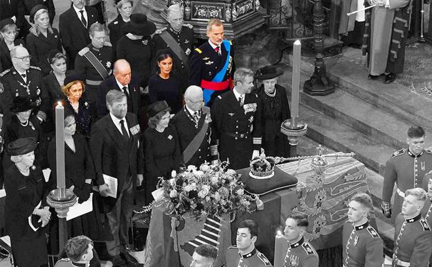 Re Felipe VI e Letizia insieme all'emerito al funerale./AFP