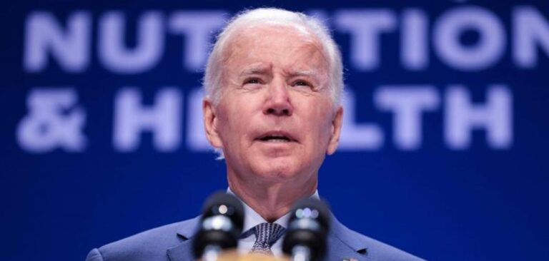 “Jackie, sei qui?”: Il nuovo foglietto di Biden in cui chiede di una defunta deputata