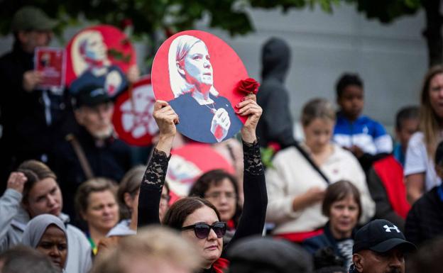 I sostenitori dei socialdemocratici mostrano immagini di sostegno a Magdalena Andersson durante una manifestazione a Rinkeby, a nord di Stoccolma./AFP