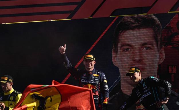Max Verstappen festeggia la sua vittoria sul gradino più alto del podio a Monza.  /app