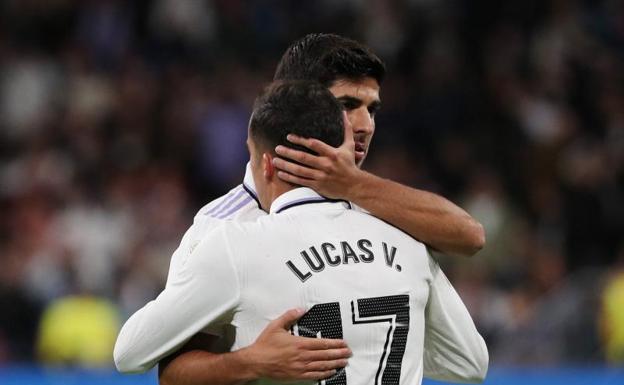 Marco Asensio abbraccia Lucas Vázquez dopo il gol del galiziano contro il Siviglia.  /Violeta Santos Moura (Reuters)