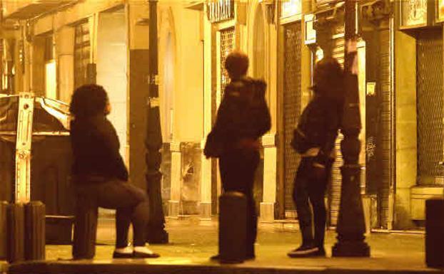 Diverse donne che praticano la prostituzione aspettano in una strada / RC