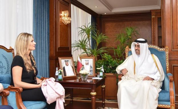 Eva Kaili durante un incontro a Doha lo scorso ottobre con il ministro del Lavoro del Qatar.  /reuter