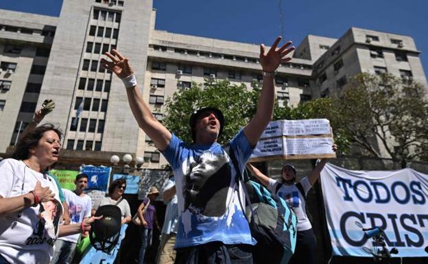 L’Argentina si rivolge a Kirchner poche ore prima che la Giustizia emetta la sentenza contro di lui