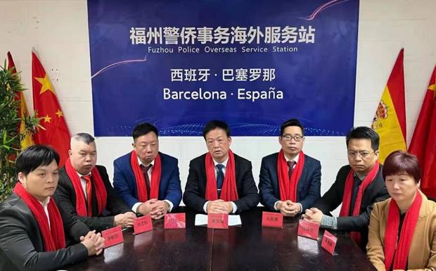 Membri di una 'stazione di polizia' cinese il giorno della sua inaugurazione a Barcellona.  /