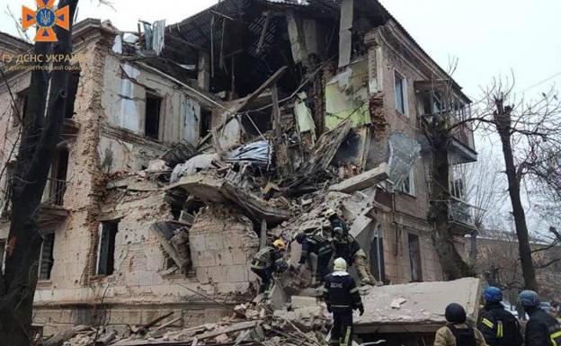 Un edificio residenziale viene danneggiato dopo che un missile russo ha colpito Krivoy Rog.  /AFP
