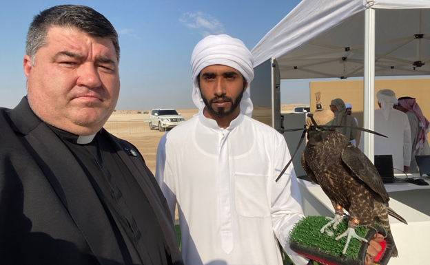 Il sacerdote José Amalio González, a Dubai con uno dei falconieri./SUD