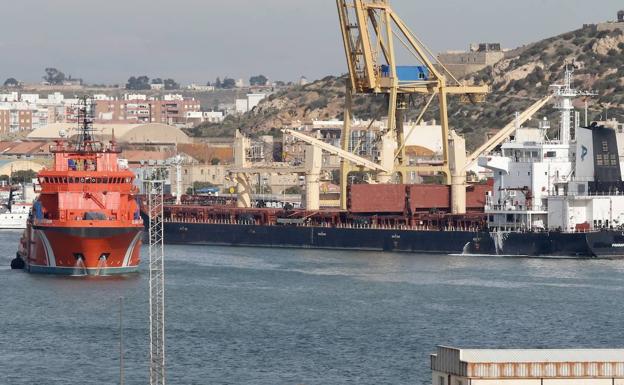 Hanno spento un incendio su una nave portacontainer nel porto di Cartagena