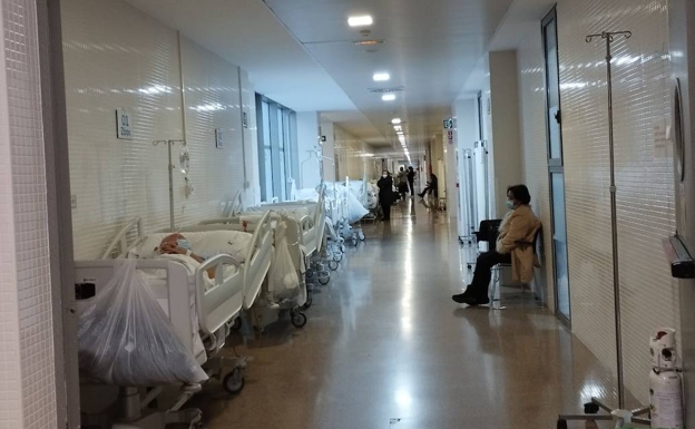 Pazienti con parenti, in un corridoio di emergenza dell'Ospedale Santa Lucía.  /LV