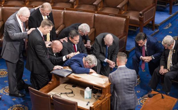 I legislatori repubblicani pregano in vista di un altro giro di votazioni per il leader repubblicano McCarthy come presidente della Camera a Capitol Hill.  /EFE