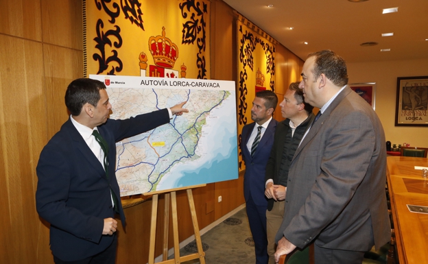 Il consigliere mostra il progetto dell'autostrada Lorca-Caravaca ai presidenti della Camera di Commercio e Ceclor e al portavoce del PP a Lorca.  /jaime insa/agm