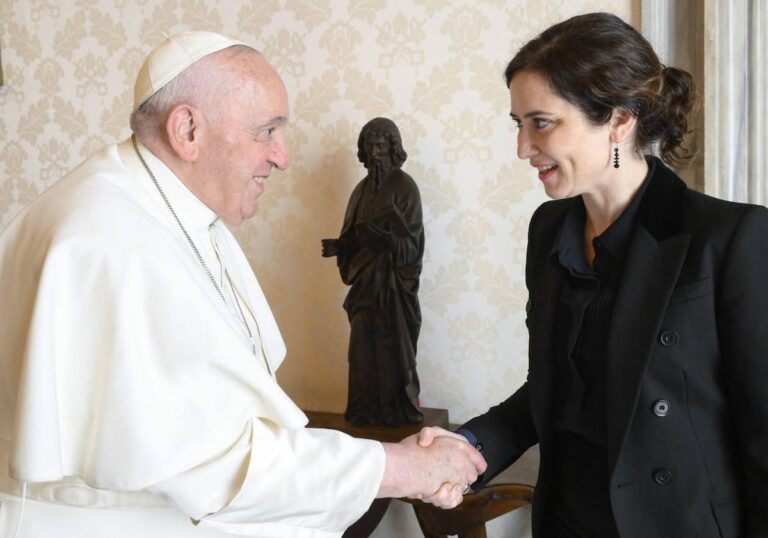 Il Papa chiede a Díaz Ayuso di pensare al popolo “prima delle ideologie”